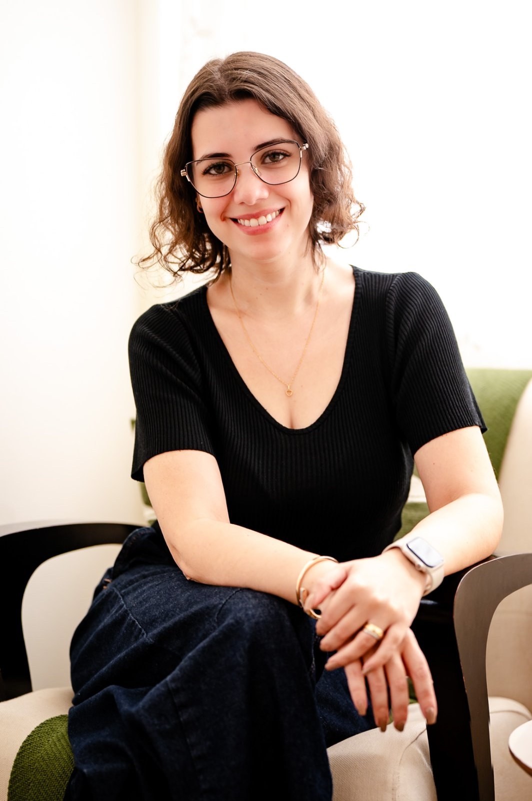Retrato de Lorena Mariano no consultório, sorrindo.